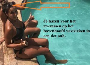 Vrouw aan rand van zwembad 